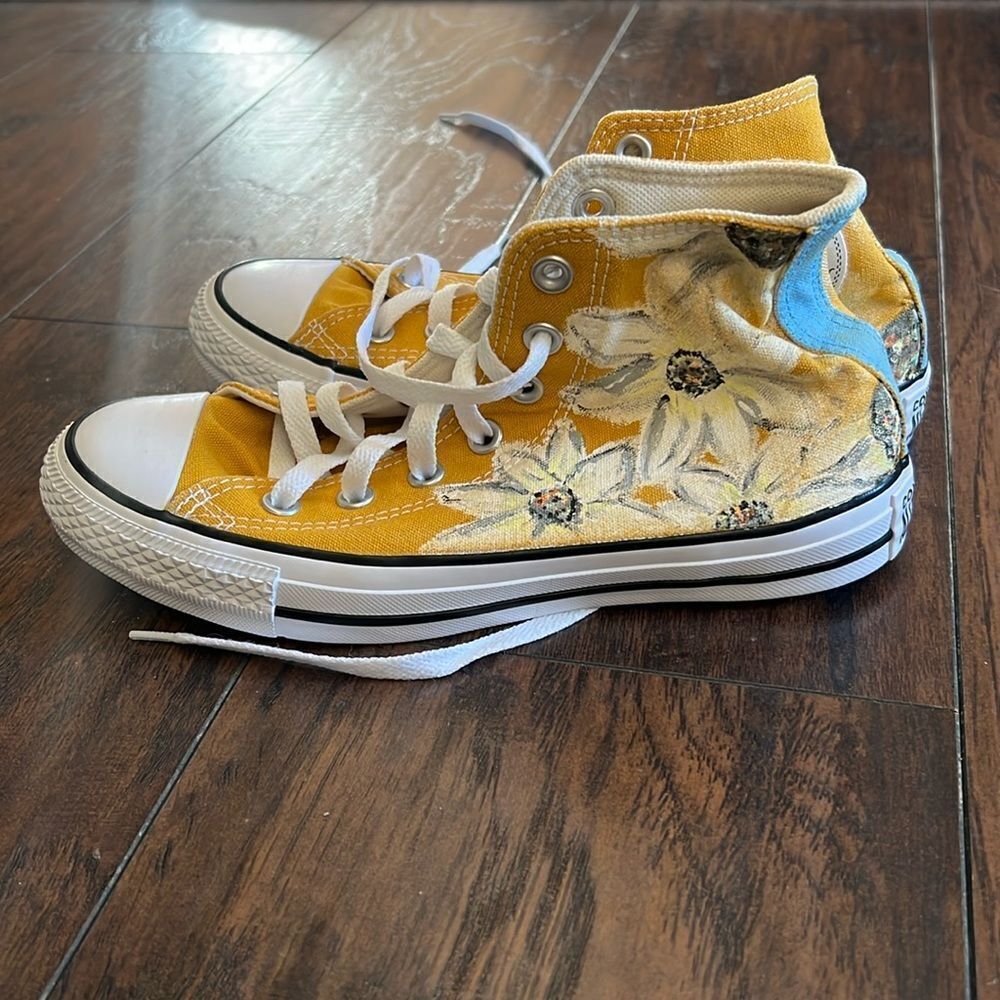 Custom painted flowers Converse sneakers size 7 in EUC one of a kind
